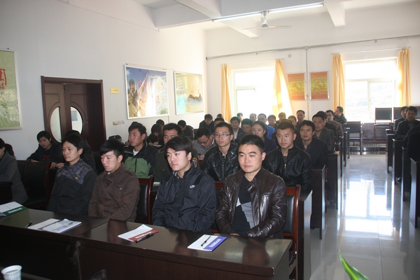 朝氣蓬勃的青崗員認(rèn)真聽(tīng)講充實(shí)自我 朝氣蓬勃的青崗員認(rèn)真聽(tīng)講充實(shí)自我