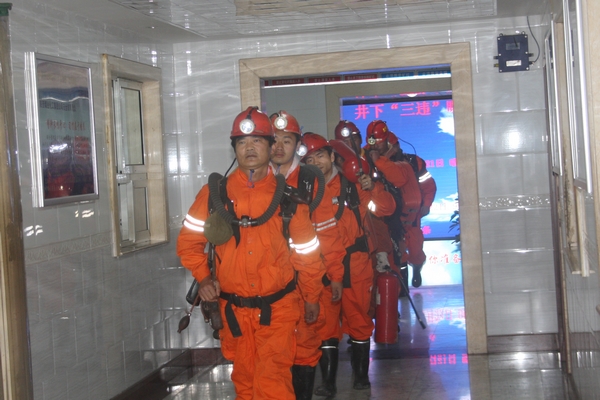 救護(hù)隊(duì)員完成任務(wù)勝利歸來(lái)