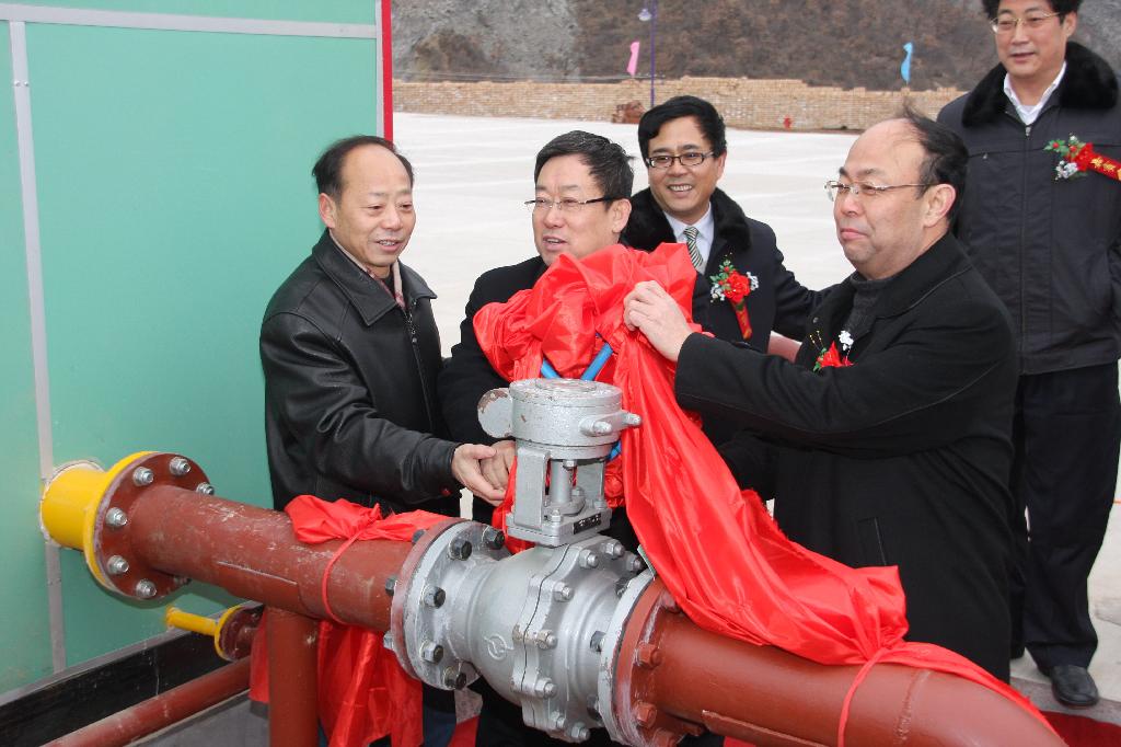  公司總經(jīng)理宋志剛、黨委書記黃河為下石節(jié)礦天然氣工程開閥送氣