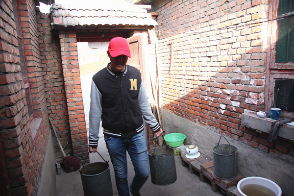 幫助空巢老人提水
