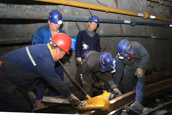 班組職工認(rèn)真進(jìn)行現(xiàn)場(chǎng)安全“自查” 班組職工認(rèn)真進(jìn)行現(xiàn)場(chǎng)安全“自查”