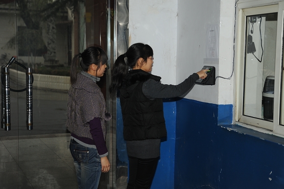 工作人員上班前在考勤機前考勤