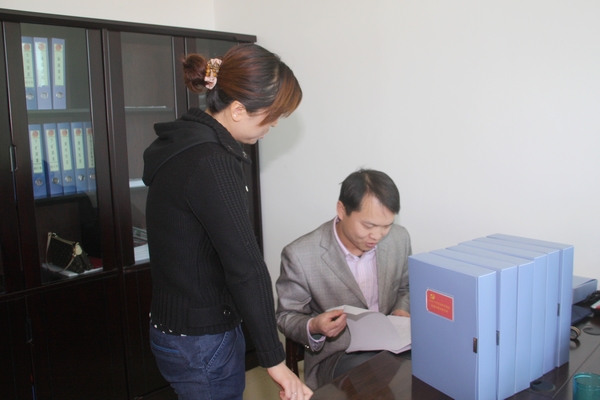 檢查組查閱該礦共青團(tuán)基層管理資料 檢查組查閱該礦共青團(tuán)基層管理資料