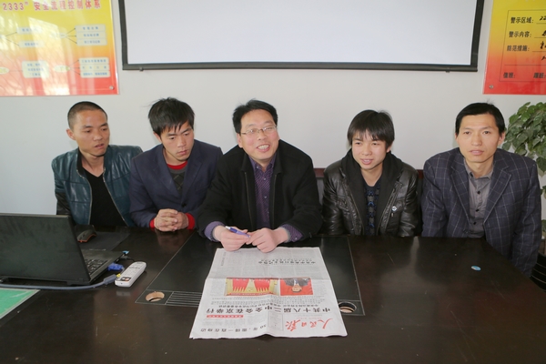 該礦綜掘一隊干部職工熱議“兩會”動態(tài) 該礦綜掘一隊干部職工熱議“兩會”動態(tài)