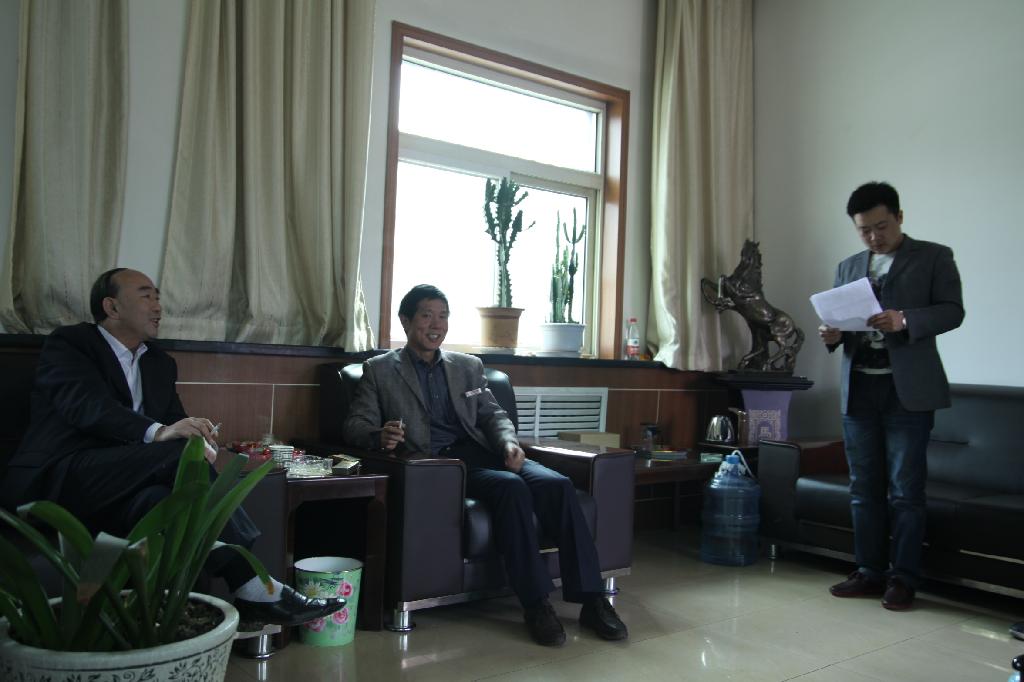 高書記在聽取匯報(bào)