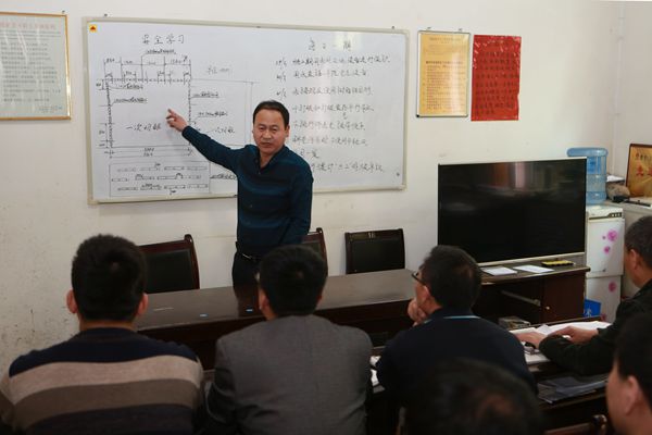 每日安全分析會(huì)上區(qū)隊(duì)領(lǐng)導(dǎo)分析解決現(xiàn)場(chǎng)施工難點(diǎn)問(wèn)題 每日安全分析會(huì)上區(qū)隊(duì)領(lǐng)導(dǎo)分析解決現(xiàn)場(chǎng)施工難點(diǎn)問(wèn)題