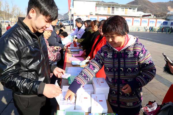 向職工家屬發(fā)放宣傳冊(cè)