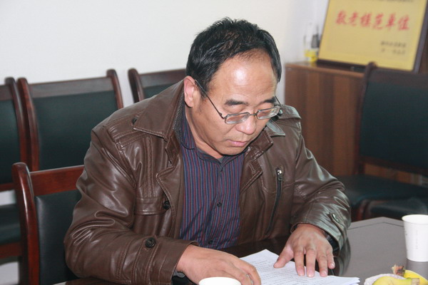 礦離退休管理中心主任南五平作工作匯報