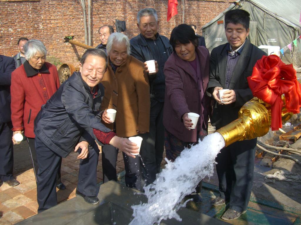 吃水不忘挖井人 吃水不忘挖井人