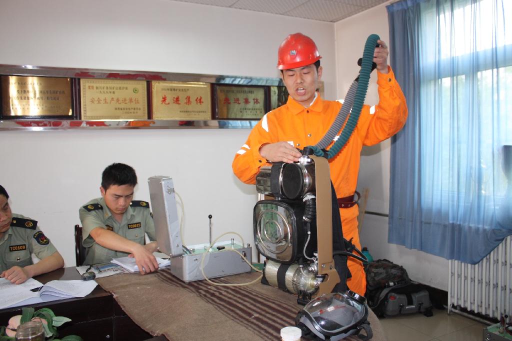  獲得競(jìng)賽第二名的盧欣正在進(jìn)行“手指口述”