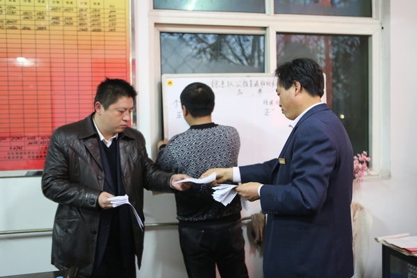 工作人員現(xiàn)場計(jì)票