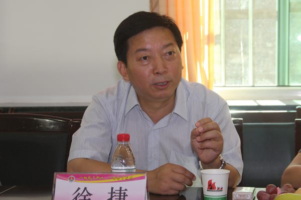 公司黨委副書記、紀(jì)委書記徐捷介紹國資委領(lǐng)導(dǎo)來礦調(diào)研的目的