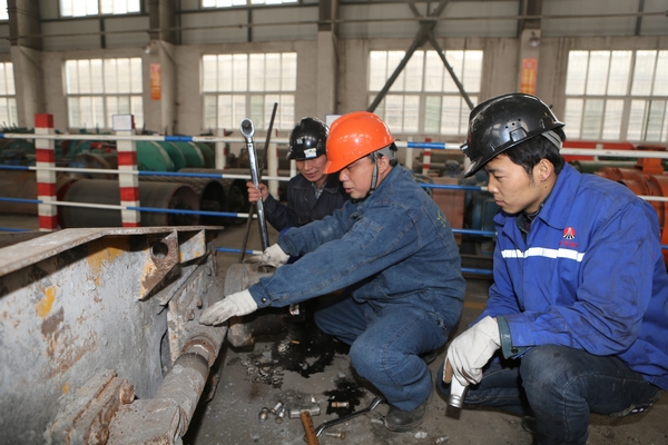 該礦技術(shù)職工與廠方技術(shù)人員精心維護(hù)綜掘設(shè)備 該礦技術(shù)職工與廠方技術(shù)人員精心維護(hù)綜掘設(shè)備