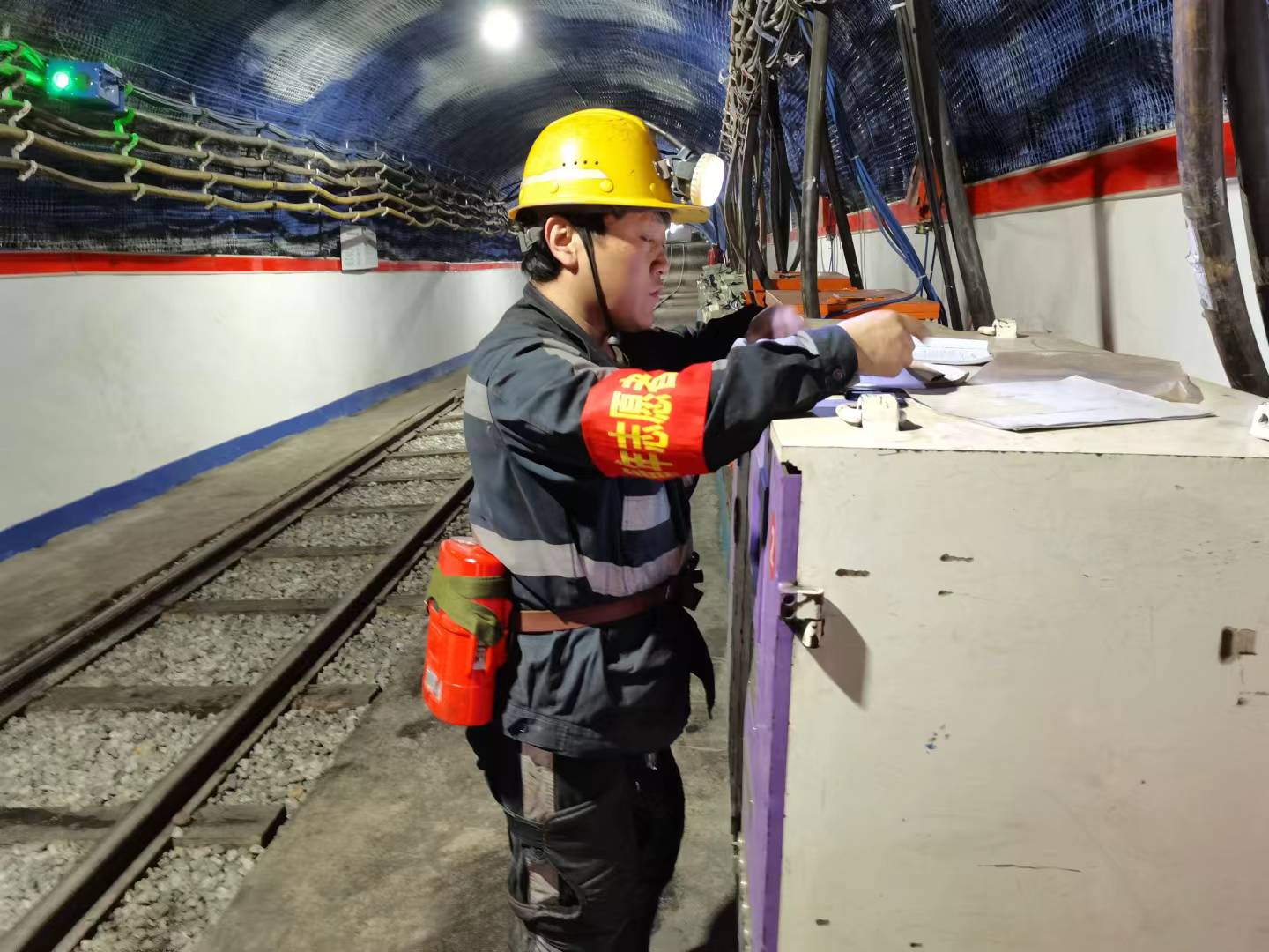 青崗員在井下開展青監(jiān)崗隱患排查活動(dòng)，助力礦井安全穩(wěn)定